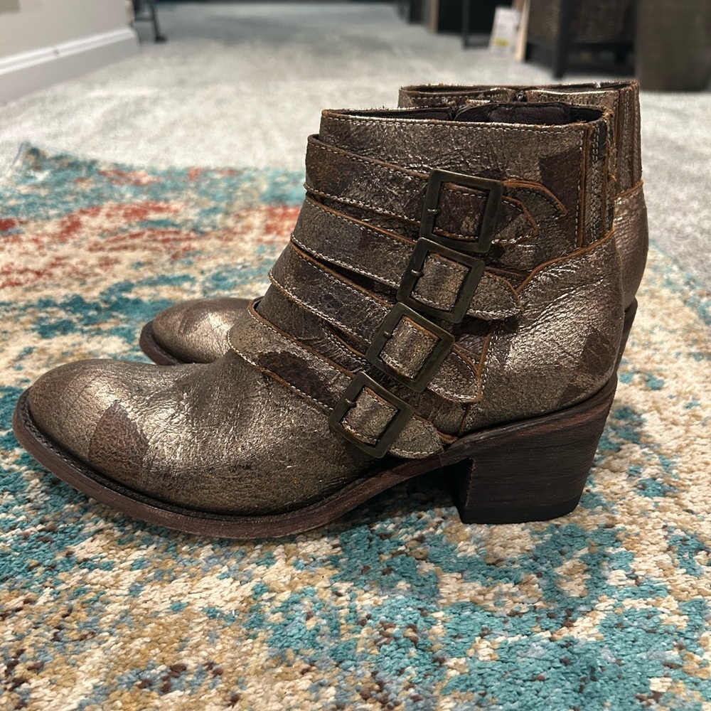 ✨NEW Stylish Bronze Metallic Ankle Buckle Boots 8.5 - Picture 2 of 10
